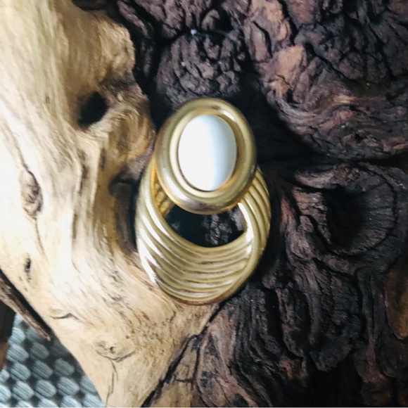 Vintage 80’s Costume Gold Tone & Cream Oval Geometric Post 1.5 in Earrings - Picture 7 of 7